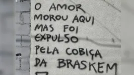 Mensagem escrita em uma das casas que precisou ser desocupada com  possível colapso