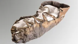 O sapato, de 2.200 anos, mede o equivalente a um calçado infantil de tamanho 29