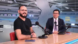 Jornalista Enderson Oliveira e o defensor público Cássio Bitar no estúdio da RBA TV.