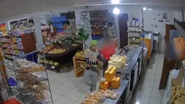 Dentro do mercadinho, os criminosos agiram com violência.