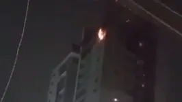 Fogo se alastra em apartamento localizado no último andar do prédio.