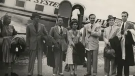 Disney e um grupo de artistas durante a viagem.