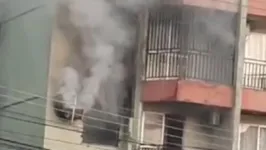 O incêndio atingiu o primeiro andar do Edificio Deneb, localizado na Avenida Pedro Miranda