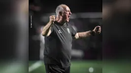 Técnico Luis Felipe Scolari, comemorando um gol na beira do gramado