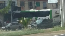 Momento em que o ônibus  invade a entrada da academia.