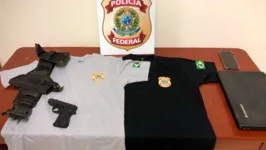 O suspeito tinha camisetas, camisas, e até um simulacro e se identificava com agente da PF