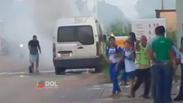 Fumaça que começou a sair da van assustou os estudantes que conseguiram sair do veículo sem problemas