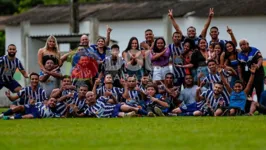 Torcida e elenco do Conceição do Araguaia comemoram a vitória nos pênaltis