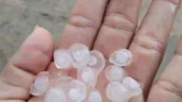 Pedras de gelo que caíram durante a chuva de granizo em Mojuí dos Campos, no oeste do Pará