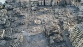 Foto aérea mostra edifícios fortemente danificados após os ataques aéreos israelenses na cidade de Gaza em 10 de outubro de 2023