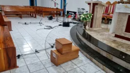 Bandidos entraram em uma igreja, quebraram tudo o que viram pela frente, fizeram a maior bagunça, arruaça e roubaram a fiação elétrica do local