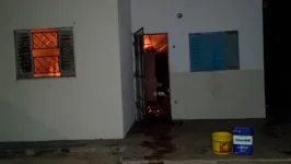 Casa em chamas, após explosão de botijão de gás