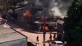 Segundo testemunhas, era por volta das 15h deste domingo (01), quando as chamas iniciaram no imóvel de madeira