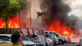 Bombeiros israelenses tentam apagar incêndio após ataque terrorista em Israel