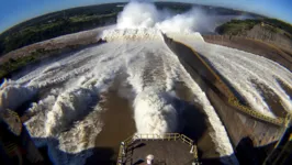 Vista das comportas de um vertedouro de Itaipu Binacional