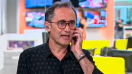 O jornalista e apresentador arcelo Barreto interrompeu o programa e atendeu o celular ao vivo