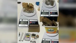 No interior da bolsa foi encontrada uma grande quantidade de maconha, cocaína e crack, papel insulfilme e embalagens