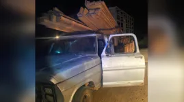 O veículo com a carga de madeira irregular foi encaminhado, junto com os suspeitos, para a delegacia de polícia em Marabá