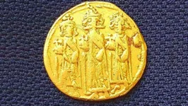 A moeda de ouro que foi desenterrada durante a escavação