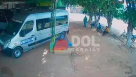 O vídeo mostra o momento em que a dupla chega de moto e o passageiro atira contra o homem