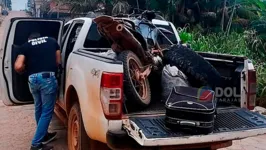 Moto com restrição de roubo era transportada na carroceira de caminhonete