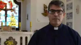 O padre, que atuava na Paróquia Santa Luzia, no bairro São Joaquim, estava afastado de suas funções clericais e de celibato (abstinência sexual) desde setembro.