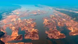 O Pedral do Lourenço é uma formação rochosa no rio Tocantins que aflora durante o período de estiagem e impede a navegação nesse trecho do sudeste paraense