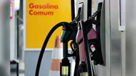 O preço médio da gasolina nos postos brasileiros caiu R$ 0,02 esta semana, para R$ 5,74, segundo a ANP