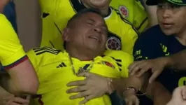 Libertado após 13 dias de sequestro, Luis Manuel não segurou a emoção ao ver o filho, Luis Díaz, marcar dois gols contra o Brasil.