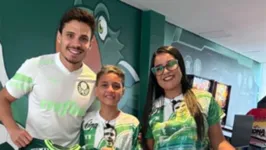 Davi conheceu o ídolo, Raphael Veiga, ao lado da mãe, Vanessa Souza. Mãe e filho viajaram mais de 2 mil quilômetros para realizar o sonho.