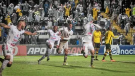 Jogadores comemoram o gol do acesso do Operário-PR