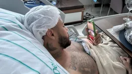 Após ser submetido a uma cirurgia no joelho, Neymar apareceu bem e já no quarto do hospital que está em repouso em Belo Horizonte, capital de Minas Gerais, nesta sexta-feira (3).