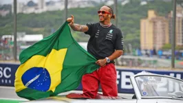 Inglês Lewis Hamilton com a bandeira do Brasil
