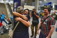 Emoção tomou conta dos brasileiros durante reencontro com familiares.