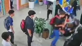 Uma professora foi agredida pela mãe de um aluno dentro de uma escola estadual em Embu-Guaçu, na Grande São Paulo. O caso ocorreu na última segunda-feira (16).