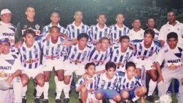 📷 Paulinho (terceiro agachado da esquerda para direita) fez parte do time campeão invicto de 98 pelo Paysandu