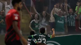 Torcida e Raphael Veiga comemoram vitória do Palmeiras que encostou na liderança