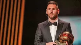 Messi aumenta hegemonia de troféus e agora tem três a mais que Cristiano Ronaldo.