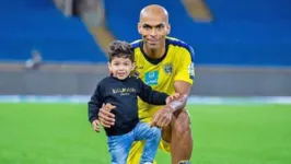 Naldo Pereira com o filho Davi. A criança faleceu após acidente na Turquia.