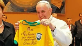 Papa Francisco com a camisa da Seleção brasileira