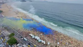 Torcida do Boca Juniors faz a festa na praia de Copacabana, no Rio de Janeiro.