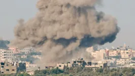 Fumaça cobre parte da Faixa de Gaza após ataque aéreo de Israel