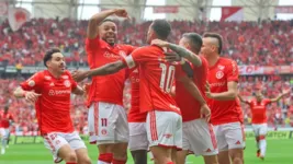 Jogadores do Internacional comemoram o gol de Alan Patrick