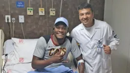 Paulão ao lado do médico do Paysandu, Edilson Andrade, responsável por conduzir a cirurgia do zagueiro