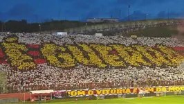 Torcida do Vitória fez mosaico nas arquibancadas do Estádio Barradão.