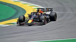 E quem venceu a prova curta do fim de semana da Fórmula 1 foi o atual tricampeão mundial Max Verstappen, holandês da Red Bull.