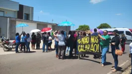 Dezenas de educadores estiveram em frente à casa de Marcos Tonheiro