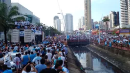 Jogadores comemoram com torcedores na Doca