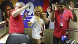 Joelma se divertindo na rádio 99 FM com os apresentadores Kobara e Tonynho Santos