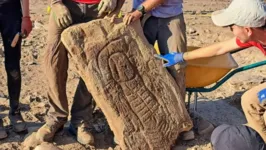 A pedra é uma espécie de lápide, de 3 mil anos atrás